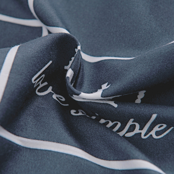 Studentų bendrabutyje – poliesterio-pamudinė patalynė, twill audinys, pusiau reaktyvus spaudinimas, šiuolaikinis minimalistinis stilius