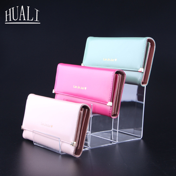 Piniginės ir rankinės demonstravimo stovas, dviejų lygių, injekcinio formavimo konstrukcija, gipso apvalkalas, laiptinės formos