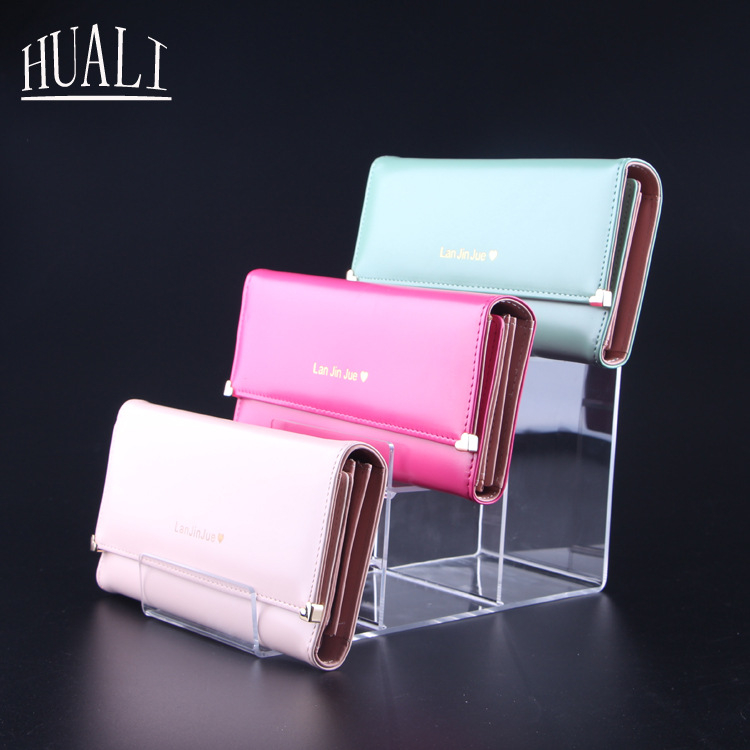 Piniginės ir rankinės demonstravimo stovas, dviejų lygių, injekcinio formavimo konstrukcija, gipso apvalkalas, laiptinės formos