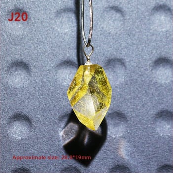 Kaklo karoliai – natūralus kristalas ir titano kristalas, kvadratinis pakabukas su išgraviruota mitine būtybe, originalus dizainas