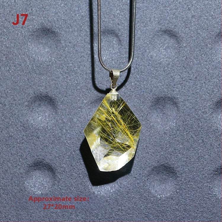 Kaklo karoliai – natūralus kristalas ir titano kristalas, kvadratinis pakabukas su išgraviruota mitine būtybe, originalus dizainas