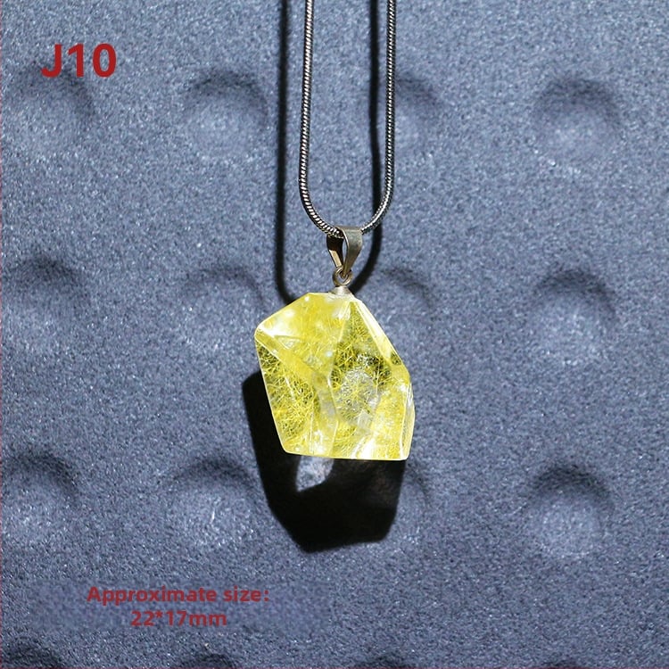 Kaklo karoliai – natūralus kristalas ir titano kristalas, kvadratinis pakabukas su išgraviruota mitine būtybe, originalus dizainas