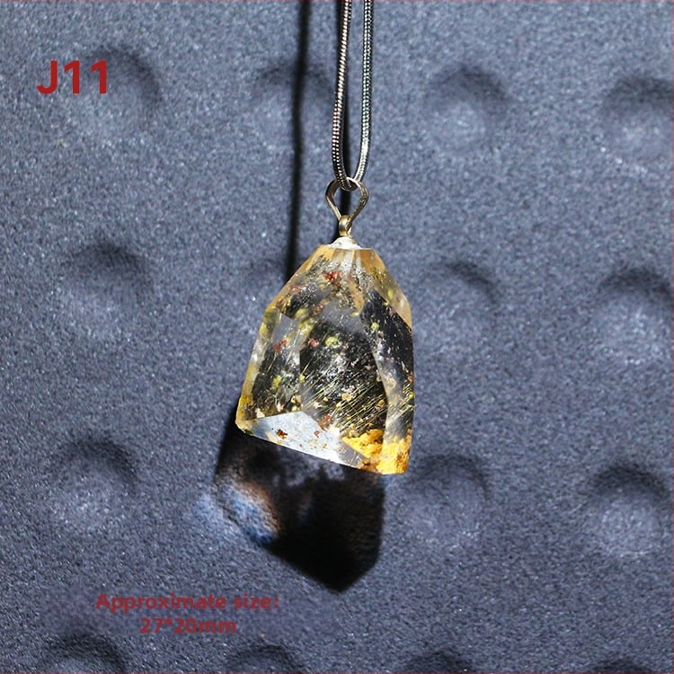 Kaklo karoliai – natūralus kristalas ir titano kristalas, kvadratinis pakabukas su išgraviruota mitine būtybe, originalus dizainas