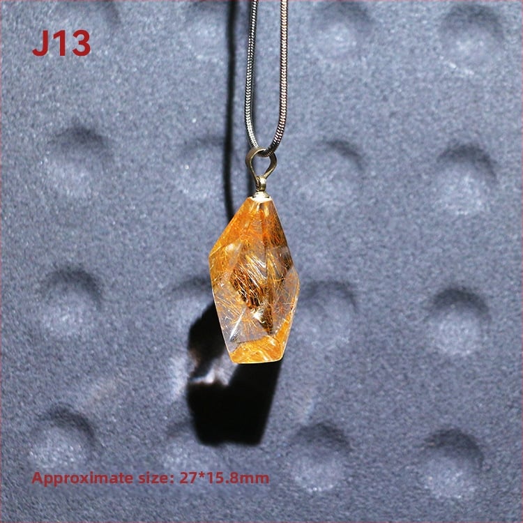 Kaklo karoliai – natūralus kristalas ir titano kristalas, kvadratinis pakabukas su išgraviruota mitine būtybe, originalus dizainas