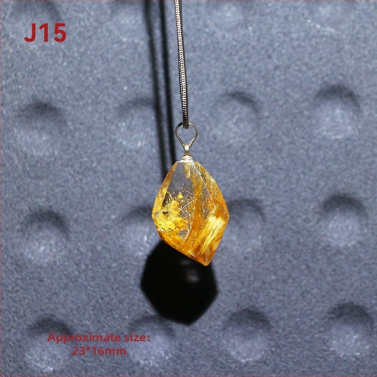 Kaklo karoliai – natūralus kristalas ir titano kristalas, kvadratinis pakabukas su išgraviruota mitine būtybe, originalus dizainas