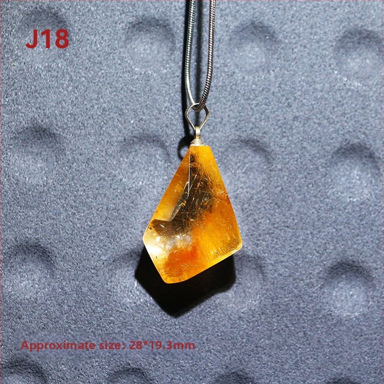 Kaklo karoliai – natūralus kristalas ir titano kristalas, kvadratinis pakabukas su išgraviruota mitine būtybe, originalus dizainas