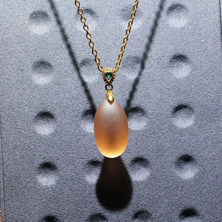 Kaklo karoliai – natūralus kristalas ir titano kristalas, kvadratinis pakabukas su išgraviruota mitine būtybe, originalus dizainas