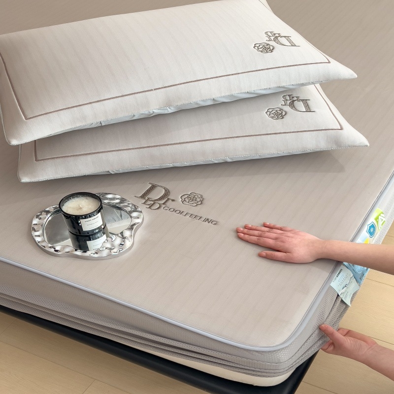 Lova kilimėlių komplektas iš ledinio šilko viskozės, siuvinėtas, sulankstomas, lengvas prabangos stilius, galima skalbti mašinoje