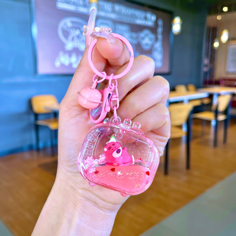 Κλειδοθήκη από ακρυλικό, στυλ καρτούν, αρκούδα με μοτίβ φράουλας, εφέ quicksand