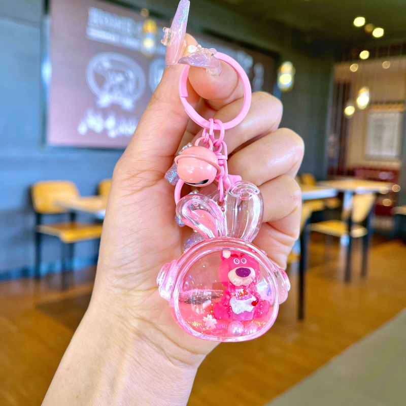 Akrüülne võtmehoidja, multikas stiil, karu motīvā ar maasikatega, quicksand efekts