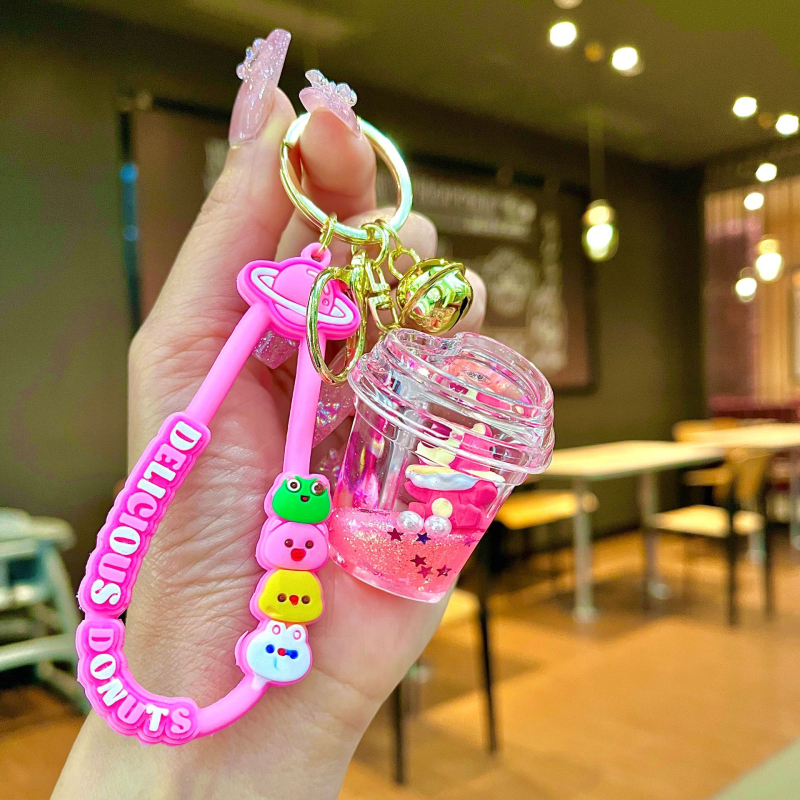 Akrüülne võtmehoidja, multikas stiil, karu motīvā ar maasikatega, quicksand efekts