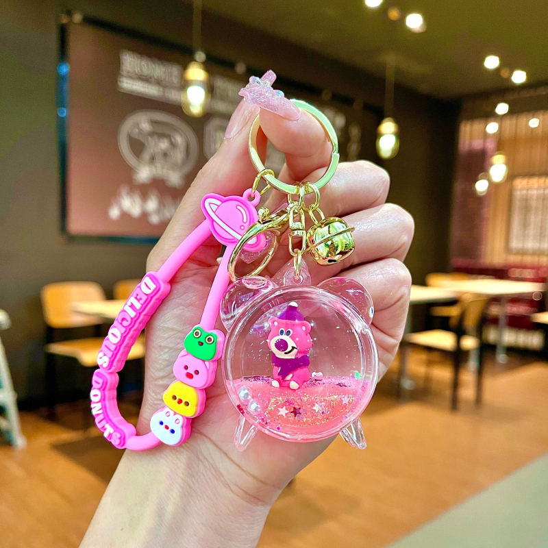 Akrüülne võtmehoidja, multikas stiil, karu motīvā ar maasikatega, quicksand efekts