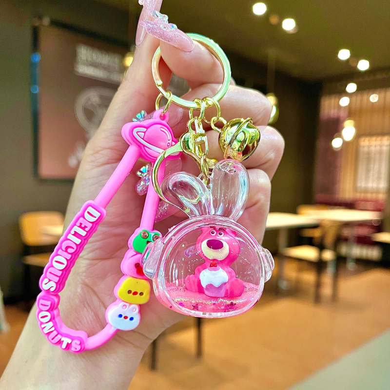 Akrüülne võtmehoidja, multikas stiil, karu motīvā ar maasikatega, quicksand efekts