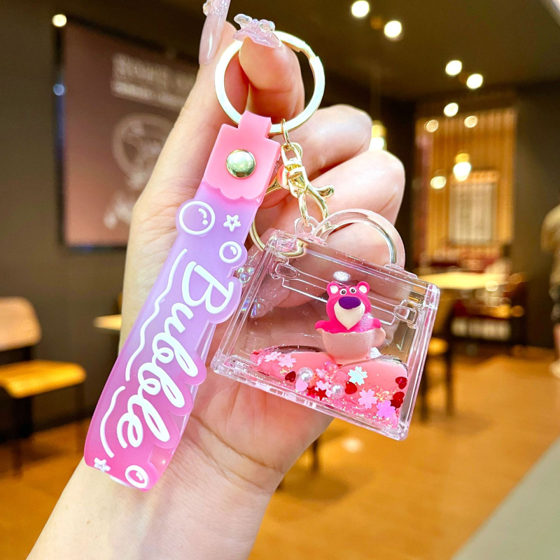 Akrüülne võtmehoidja, multikas stiil, karu motīvā ar maasikatega, quicksand efekts