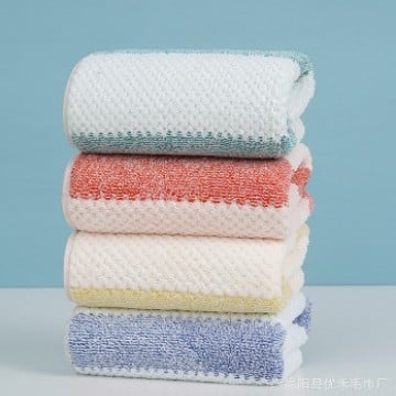 Комплект от две лицеви кърпи от корална флис, подаръчна кутия, бродирано лого, опция за персонализиране