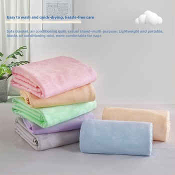 Bambuko pluošto pledas su džakardo raštu, šešialapio dobilo motyvas, šaldantis ledinės šilko audinys, visiems metų laikams