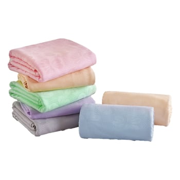 Bambuko pluošto pledas su džakardo raštu, šešialapio dobilo motyvas, šaldantis ledinės šilko audinys, visiems metų laikams