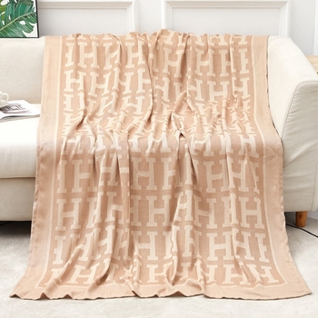 Polüesterjacquard pleed reisile — geomeetriline muster, modernne minimalistlik stiil, 500–799 g, sobib kõikidele aastaaegadele