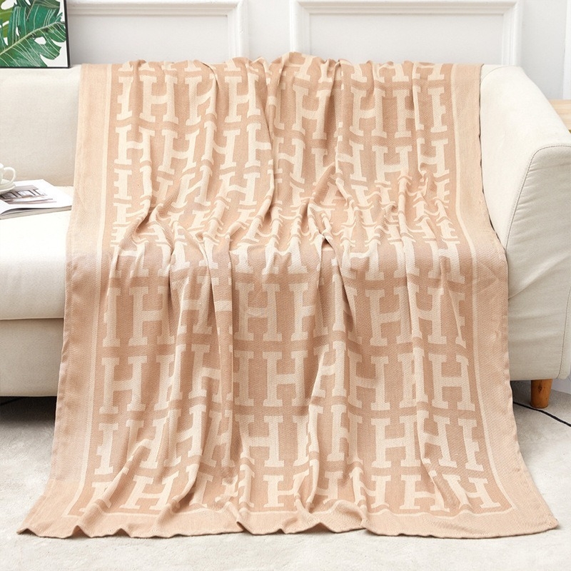 Polüesterjacquard pleed reisile — geomeetriline muster, modernne minimalistlik stiil, 500–799 g, sobib kõikidele aastaaegadele