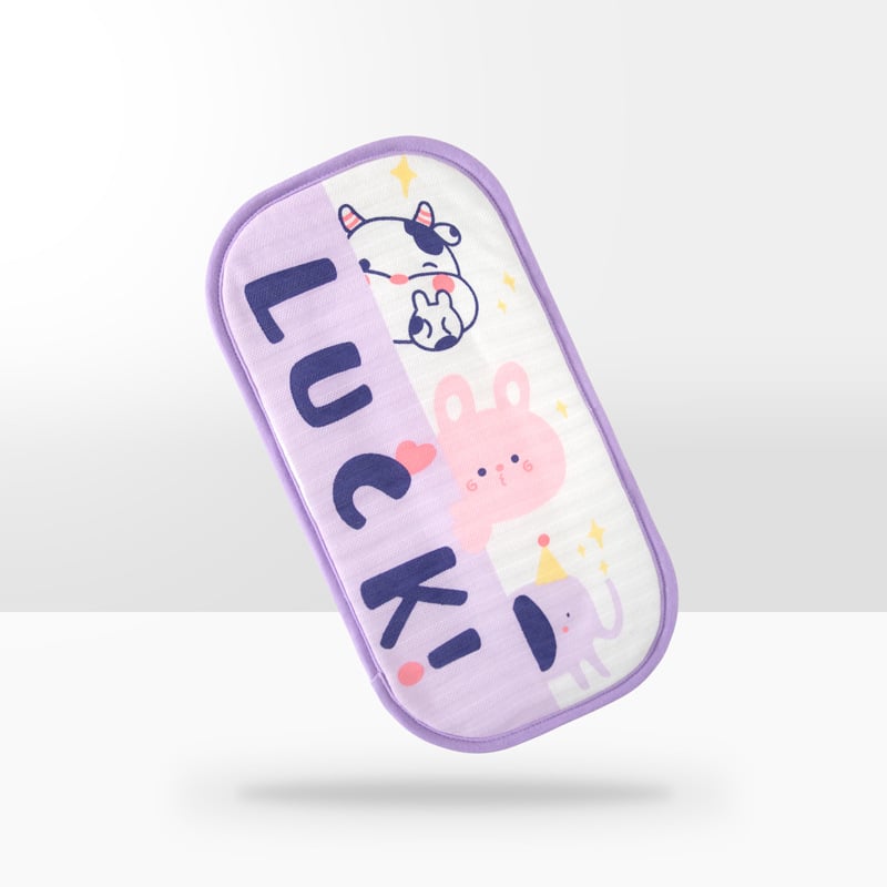 Rokas atbalsta spilvens zīdaiņa barošanai — 100% kokvilna, zīdaiņiem no dzimšanas līdz 12 mēnešiem, karikatūras stils, zīmols Happiness