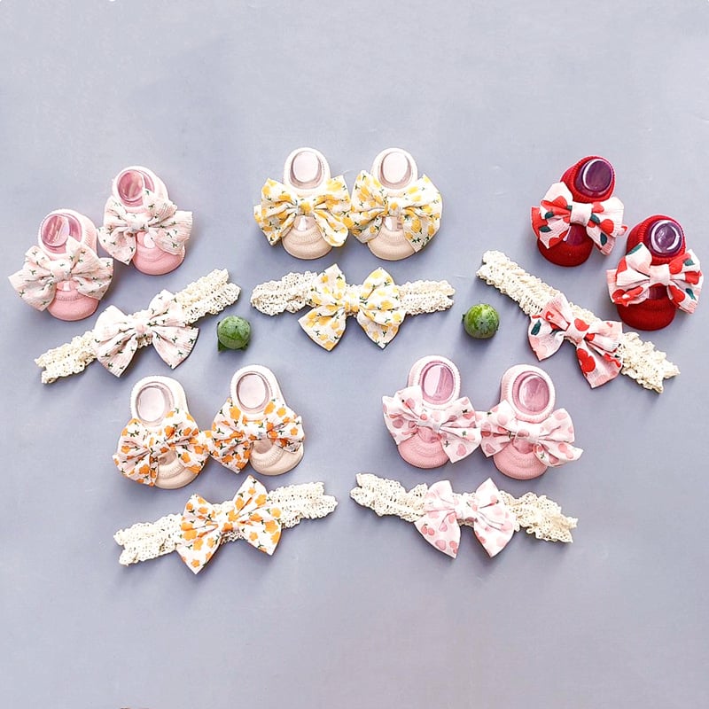 Kūdikių plaukų juostelės ir kojinaitės komplektas – kasytės motyvas, rankų darbo medvilnė, kūdikiams 0–3 metų