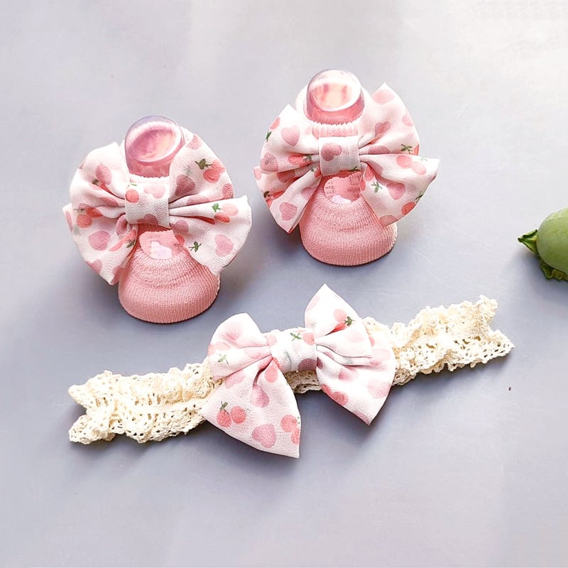 Kūdikių plaukų juostelės ir kojinaitės komplektas – kasytės motyvas, rankų darbo medvilnė, kūdikiams 0–3 metų