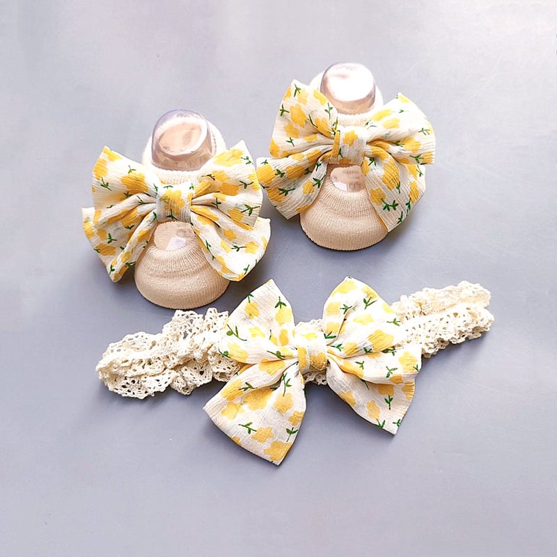 Kūdikių plaukų juostelės ir kojinaitės komplektas – kasytės motyvas, rankų darbo medvilnė, kūdikiams 0–3 metų