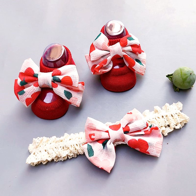 Kūdikių plaukų juostelės ir kojinaitės komplektas – kasytės motyvas, rankų darbo medvilnė, kūdikiams 0–3 metų