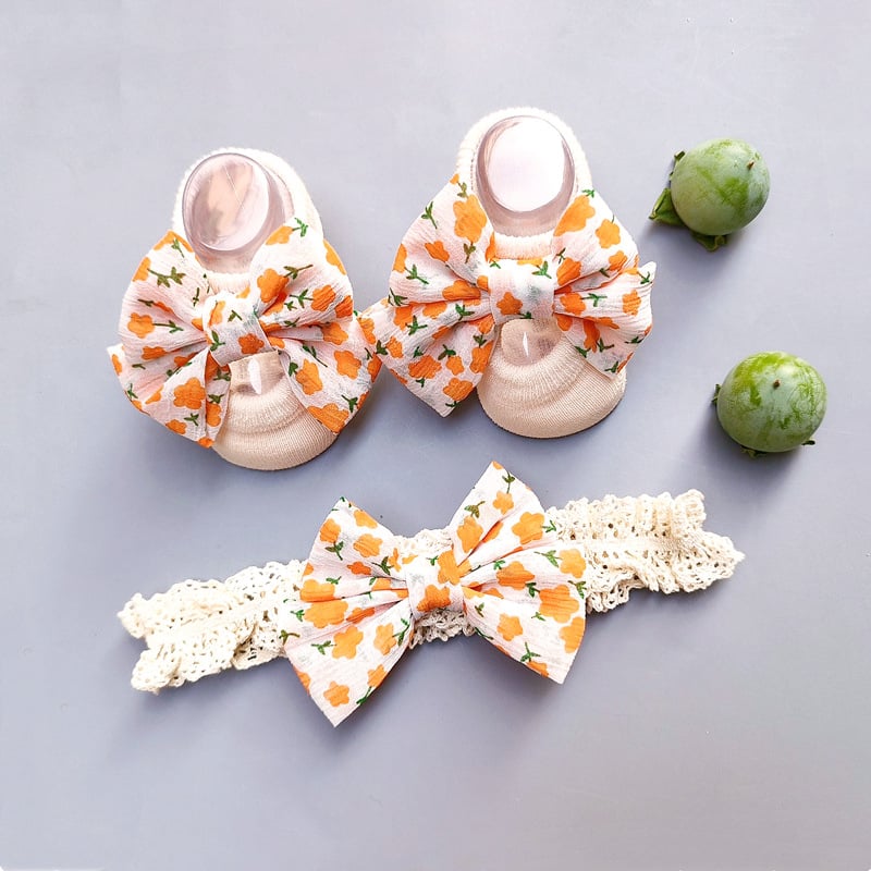 Kūdikių plaukų juostelės ir kojinaitės komplektas – kasytės motyvas, rankų darbo medvilnė, kūdikiams 0–3 metų