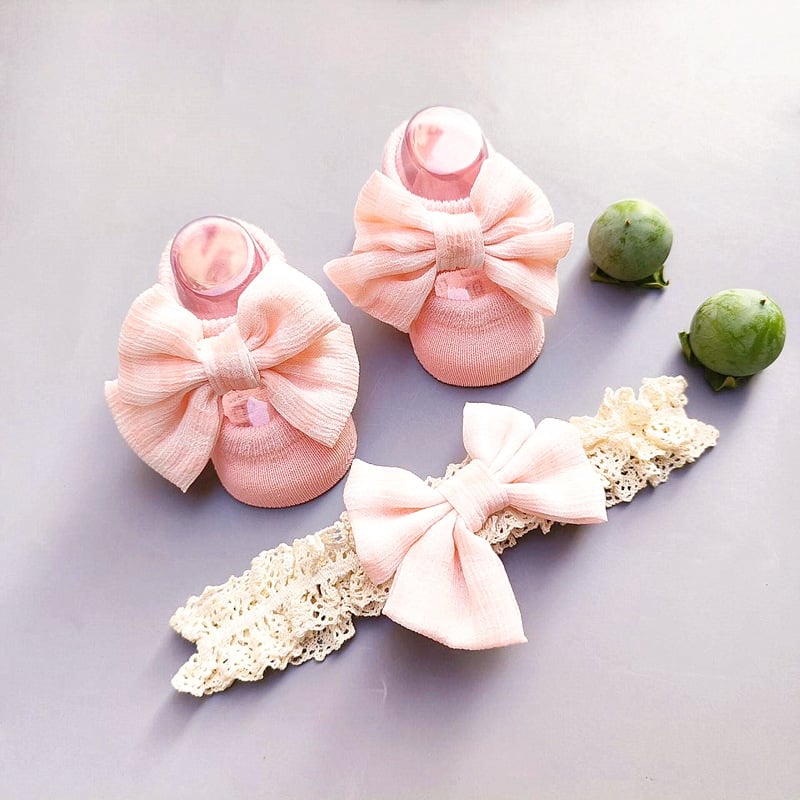 Kūdikių plaukų juostelės ir kojinaitės komplektas – kasytės motyvas, rankų darbo medvilnė, kūdikiams 0–3 metų