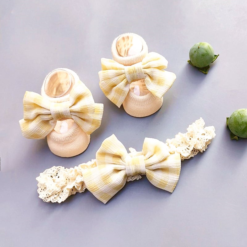 Kūdikių plaukų juostelės ir kojinaitės komplektas – kasytės motyvas, rankų darbo medvilnė, kūdikiams 0–3 metų