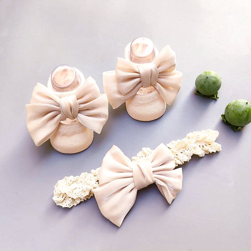 Kūdikių plaukų juostelės ir kojinaitės komplektas – kasytės motyvas, rankų darbo medvilnė, kūdikiams 0–3 metų