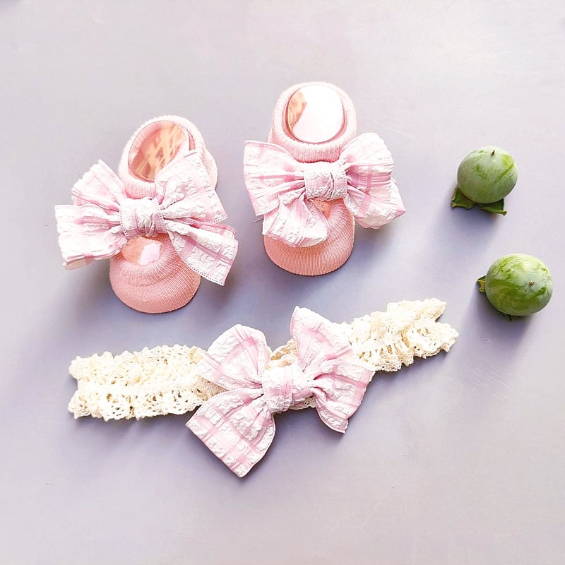 Kūdikių plaukų juostelės ir kojinaitės komplektas – kasytės motyvas, rankų darbo medvilnė, kūdikiams 0–3 metų