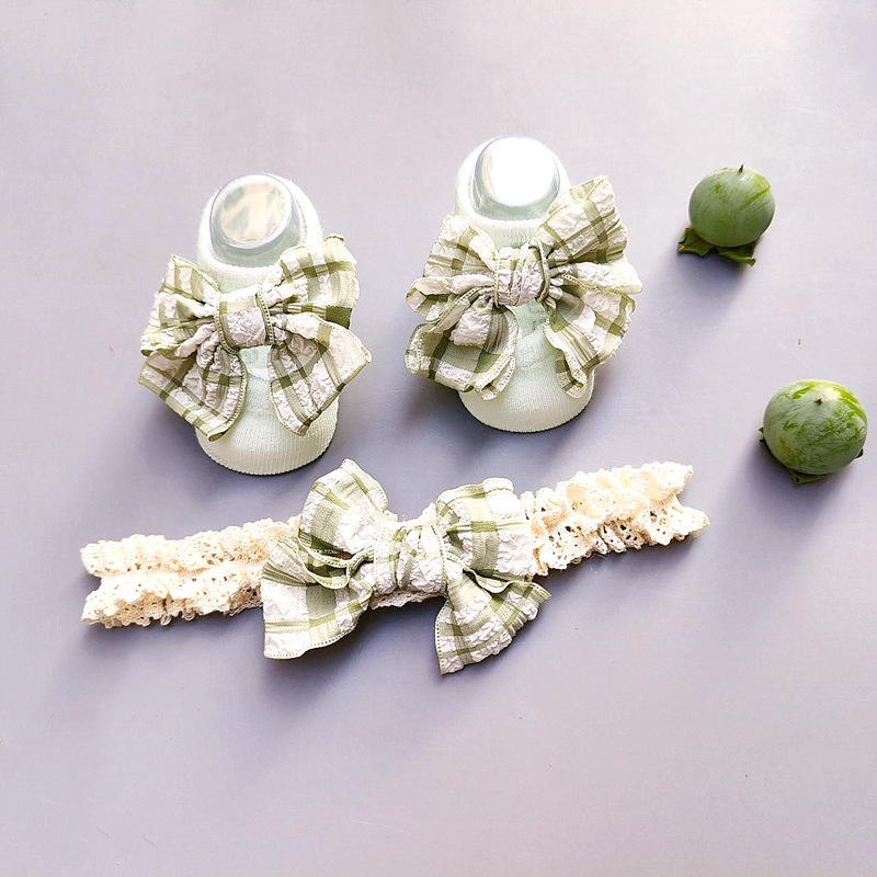 Kūdikių plaukų juostelės ir kojinaitės komplektas – kasytės motyvas, rankų darbo medvilnė, kūdikiams 0–3 metų