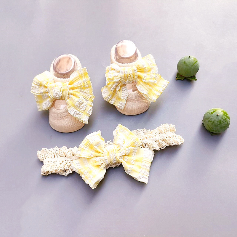 Kūdikių plaukų juostelės ir kojinaitės komplektas – kasytės motyvas, rankų darbo medvilnė, kūdikiams 0–3 metų