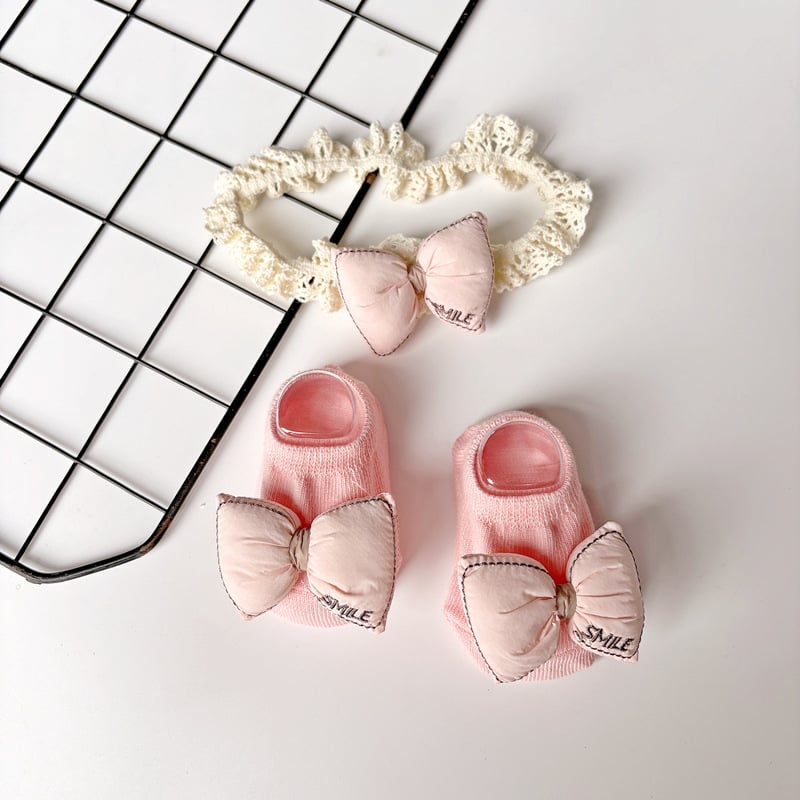 Kūdikių plaukų juostelės ir kojinaitės komplektas – kasytės motyvas, rankų darbo medvilnė, kūdikiams 0–3 metų