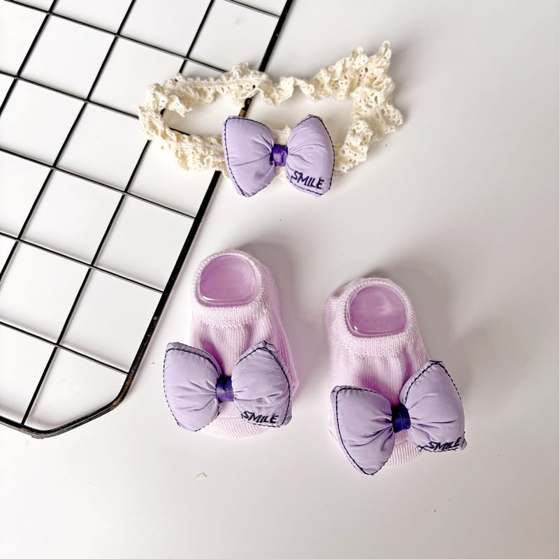 Kūdikių plaukų juostelės ir kojinaitės komplektas – kasytės motyvas, rankų darbo medvilnė, kūdikiams 0–3 metų