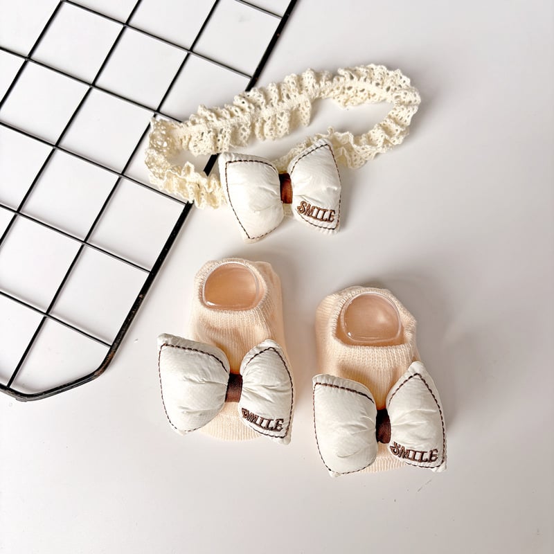 Kūdikių plaukų juostelės ir kojinaitės komplektas – kasytės motyvas, rankų darbo medvilnė, kūdikiams 0–3 metų