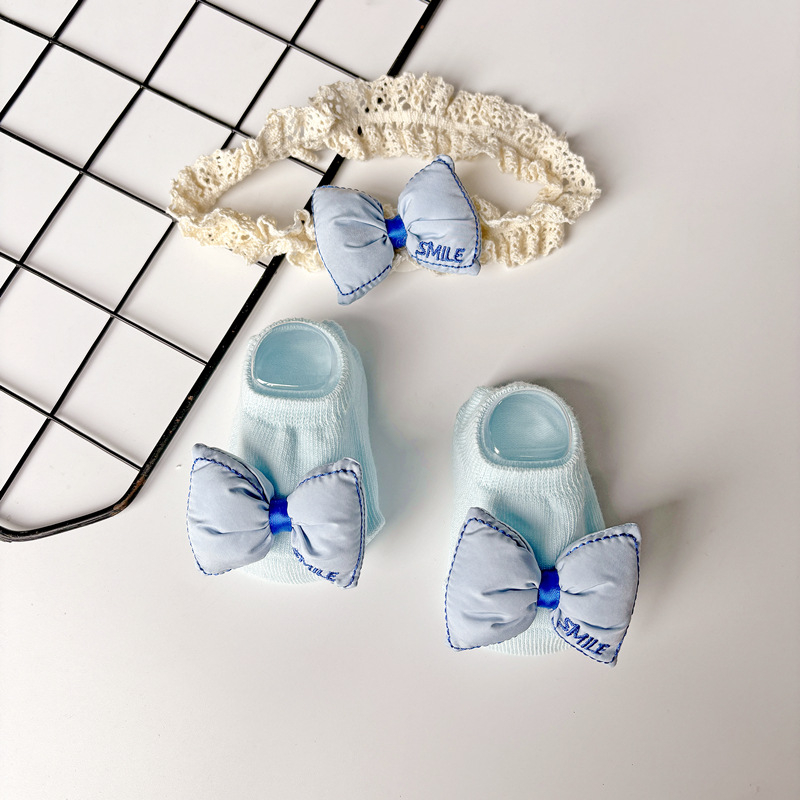 Kūdikių plaukų juostelės ir kojinaitės komplektas – kasytės motyvas, rankų darbo medvilnė, kūdikiams 0–3 metų