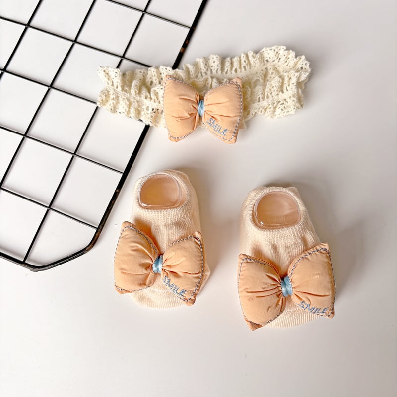 Kūdikių plaukų juostelės ir kojinaitės komplektas – kasytės motyvas, rankų darbo medvilnė, kūdikiams 0–3 metų