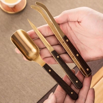 Σετ εξι εργαλείων για Τσάι Κουνγκ Φου — χαλκός, μοντέρνος μινιμαλιστικός σχεδιασμός; περιλαμβάνει μαχαίρι τσαγιού, κλιπ, κουτάλι και βούρτσα τσαγιού