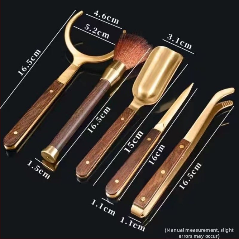 Σετ εξι εργαλείων για Τσάι Κουνγκ Φου — χαλκός, μοντέρνος μινιμαλιστικός σχεδιασμός; περιλαμβάνει μαχαίρι τσαγιού, κλιπ, κουτάλι και βούρτσα τσαγιού