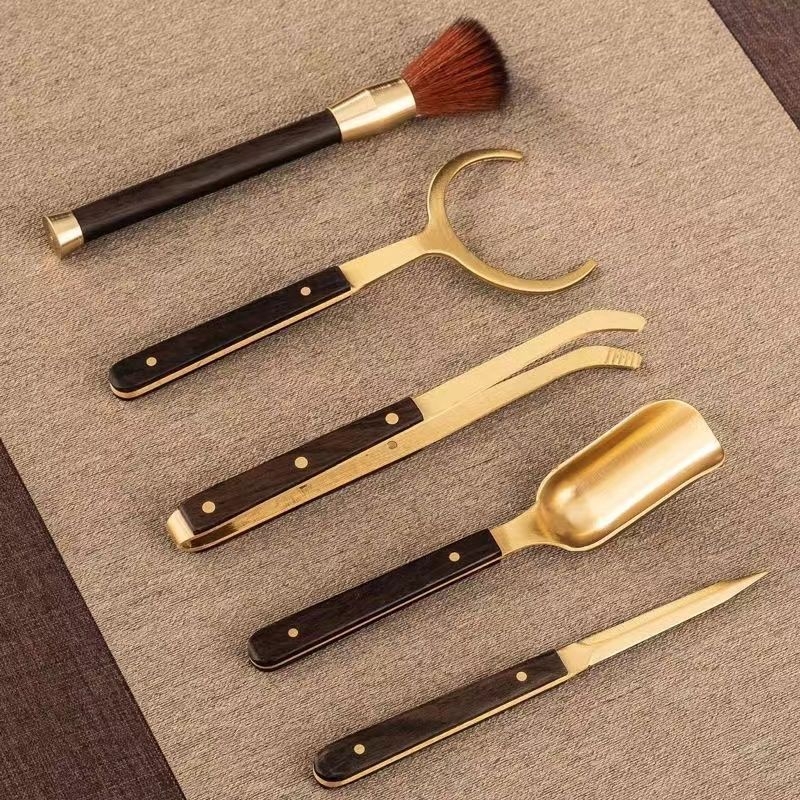 Σετ εξι εργαλείων για Τσάι Κουνγκ Φου — χαλκός, μοντέρνος μινιμαλιστικός σχεδιασμός; περιλαμβάνει μαχαίρι τσαγιού, κλιπ, κουτάλι και βούρτσα τσαγιού