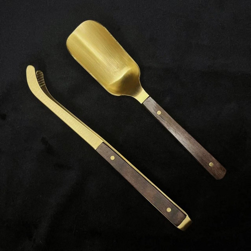 Σετ εξι εργαλείων για Τσάι Κουνγκ Φου — χαλκός, μοντέρνος μινιμαλιστικός σχεδιασμός; περιλαμβάνει μαχαίρι τσαγιού, κλιπ, κουτάλι και βούρτσα τσαγιού