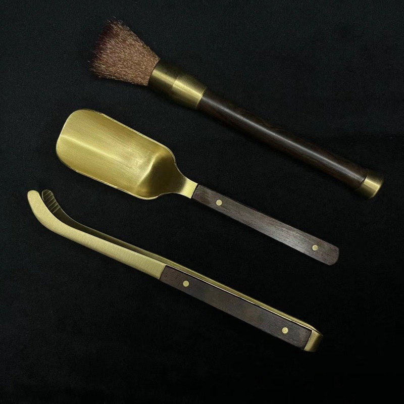 Σετ εξι εργαλείων για Τσάι Κουνγκ Φου — χαλκός, μοντέρνος μινιμαλιστικός σχεδιασμός; περιλαμβάνει μαχαίρι τσαγιού, κλιπ, κουτάλι και βούρτσα τσαγιού