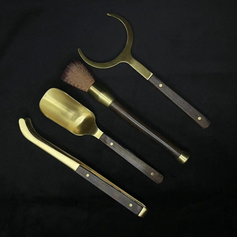 Σετ εξι εργαλείων για Τσάι Κουνγκ Φου — χαλκός, μοντέρνος μινιμαλιστικός σχεδιασμός; περιλαμβάνει μαχαίρι τσαγιού, κλιπ, κουτάλι και βούρτσα τσαγιού