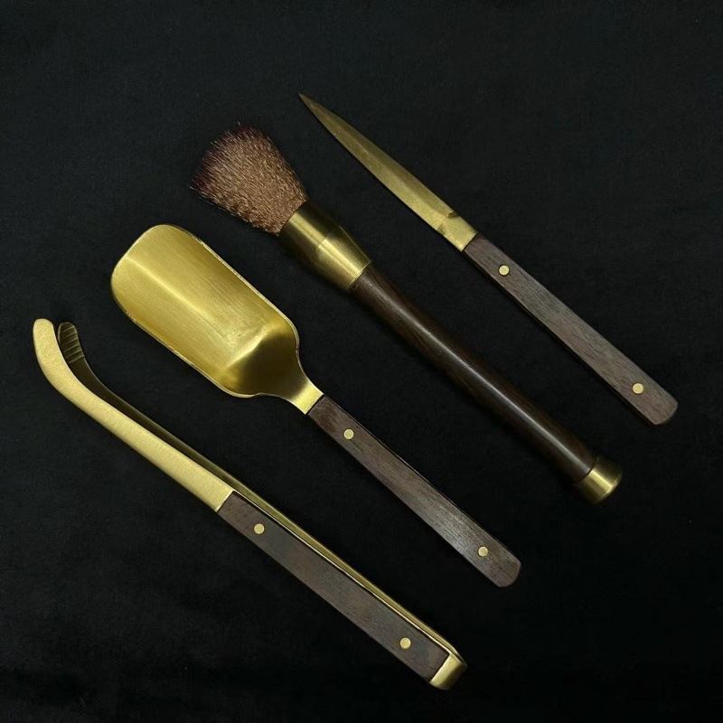 Σετ εξι εργαλείων για Τσάι Κουνγκ Φου — χαλκός, μοντέρνος μινιμαλιστικός σχεδιασμός; περιλαμβάνει μαχαίρι τσαγιού, κλιπ, κουτάλι και βούρτσα τσαγιού