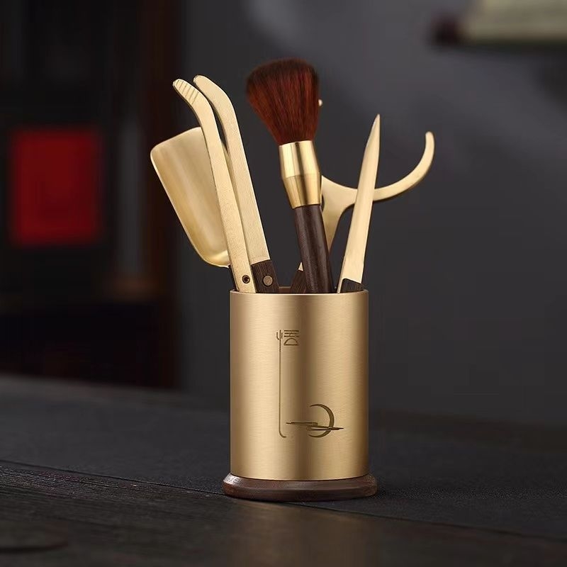 Σετ εξι εργαλείων για Τσάι Κουνγκ Φου — χαλκός, μοντέρνος μινιμαλιστικός σχεδιασμός; περιλαμβάνει μαχαίρι τσαγιού, κλιπ, κουτάλι και βούρτσα τσαγιού