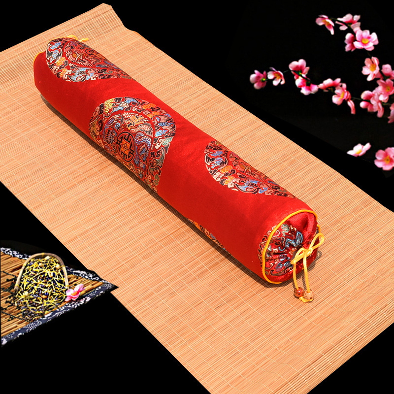 Jastučnica za vratni jastuk s izvezenim logom; satenski poliester tkanina (90% poliester); reaktivno bojanje; prilagodba dostupna