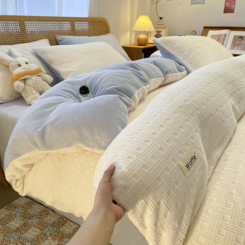 Nordinio stiliaus keturių dalių patalynės komplektas iš pieno veliūro su dvipusiu storesniu flisu, žieminė antklodės užvalkalas ir lakštai